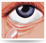 頭仰后，用食指將下眼瞼下拉，使其成袋狀